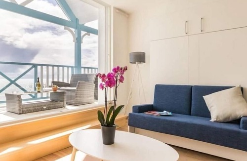 Piriac-sur-Mer Apartment | Beachfront Apartment with Stunning Sea Views, Wi-Fi, and BBQ Area