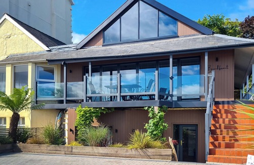 Colwyn Bay Cottage | Beachfront Apartment