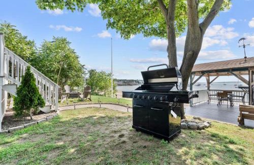 East Shore Apartment | Beachfront Apartment - 8 min from downtown