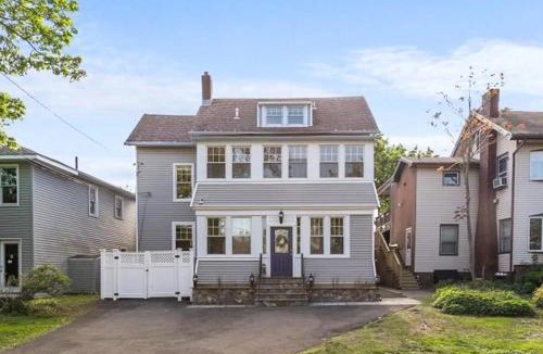 East Shore Apartment | Beachfront Apartment - 8 min from downtown