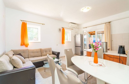 Dubrava Apartment | Beachfront Apartment house Hon with pool