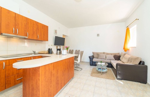Dubrava Apartment | Beachfront Apartment house Hon with pool