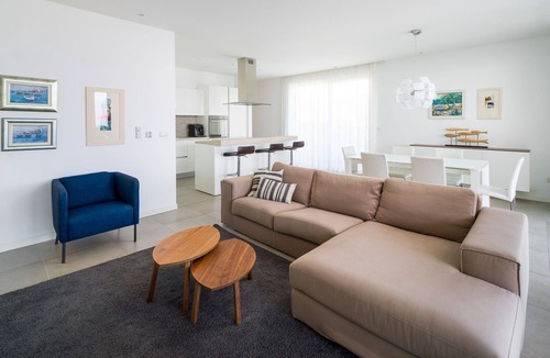 Slatine Apartment | Beachfront Apartment Lemonade with Pool I