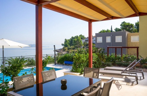 Slatine Apartment | Beachfront Apartment Lemonade with Pool III