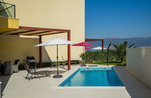 Slatine Apartment | Beachfront Apartment Lemonade with Pool VII