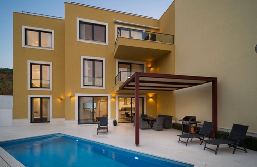 Slatine Apartment | Beachfront Apartment Lemonade VIII