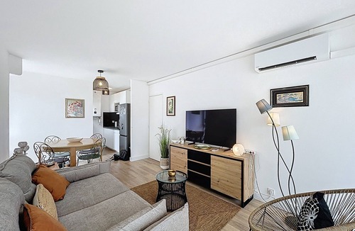 Carnon-Plage Apartment | Beachfront apartment with private parking for 4 pers