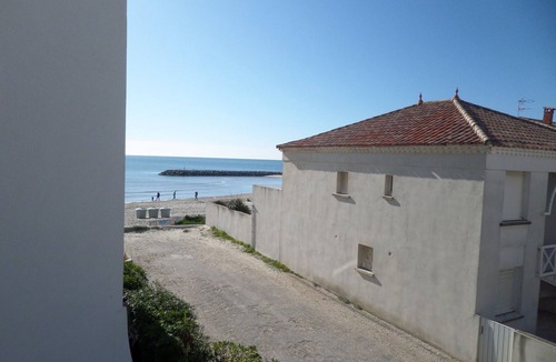 Carnon-Plage Apartment | Beachfront apartment with private parking for 4 pers