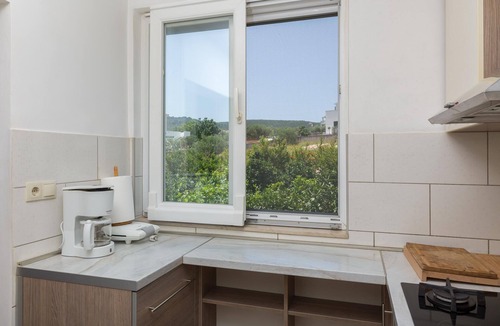 Slatine Villa | Beachfront apartment with Infinity Pool & BBQ
