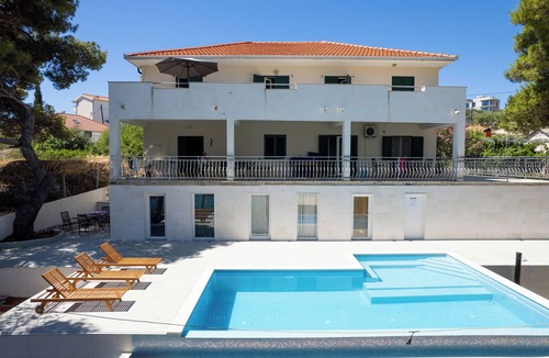 Slatine Villa | Beachfront apartment with Infinity Pool & BBQ