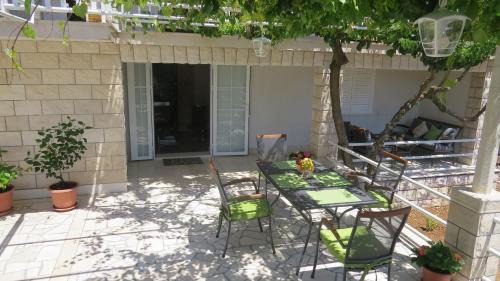 Donja Banda Apartment | Beachfront Apartments Vala with a swimming pool