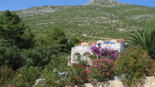 Donja Banda Apartment | Beachfront Apartments Vala with a swimming pool