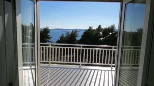 Donja Banda Apartment | Beachfront Apartments Vala with a swimming pool