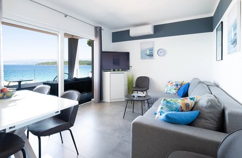 Njivice Apartment | Beachfront app 1 Villa Sunset Sea (sea view)
