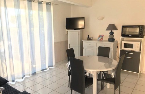 Le Barcares Apartment | Beachfront Apt, 2 Bdrms, Terrace, Parking, Sleeps 6 - Le Barcarès