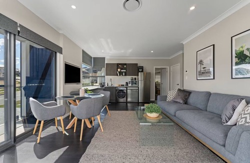 Catherine Hill Bay Apartment | Beachfront Studio - overlooking Moonee beach