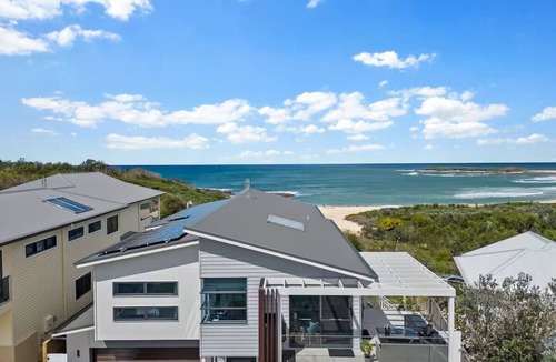 Catherine Hill Bay Apartment | Beachfront Studio - overlooking Moonee beach