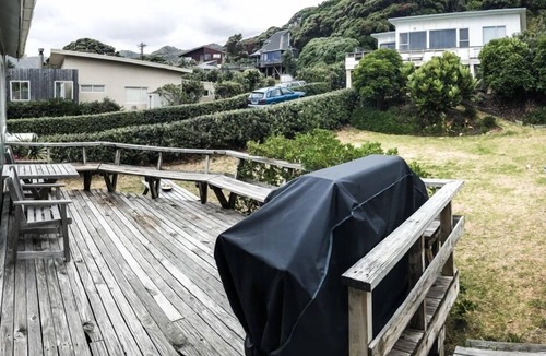 Piha House | Beachfront bach Piha