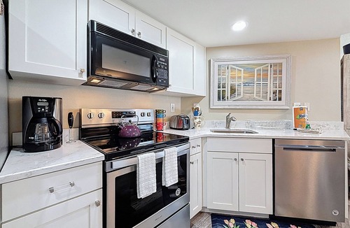 Belle Vista Condo | Beachfront Balcony + Sunset Views | Pool + BBQ