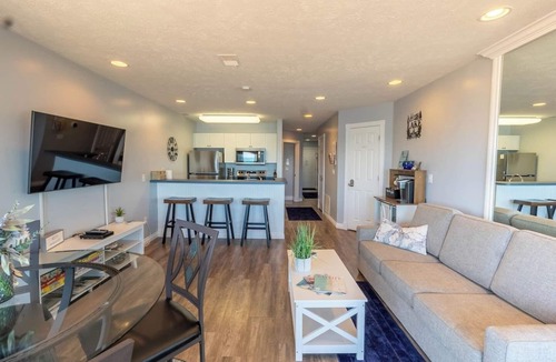 Traverse City Condo | Beachfront Balcony Condo with Jetted Tub