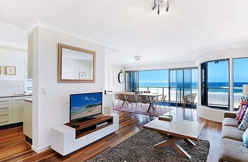 Main Beach House | BEACHFRONT Beauty! Unbeatable Location with ocean view!