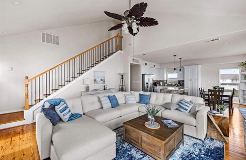 Miramar House | Beachfront Beauty with gorgeous Sunsets & Sunrises. King Primary Suite & 2 decks