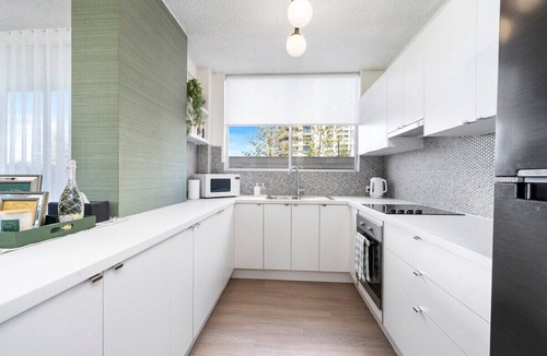 Broadbeach Apartment | Beachfront Bliss 2BR Broadbeach