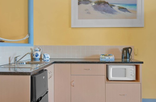 Blue Bay Apartment | Beachfront Bliss for Two l Nova Escapes