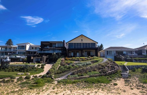 Blue Bay Apartment | Beachfront Bliss for Two l Nova Escapes