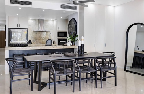 North Ward Apartment | Beachfront Bliss on The Strand 3BR Pool and Parking