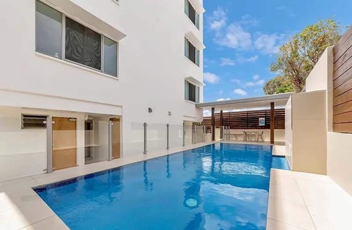 North Ward Apartment | Beachfront Bliss on The Strand 3BR Pool and Parking