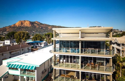 North Ward Apartment | Beachfront Bliss on The Strand 3BR Pool and Parking