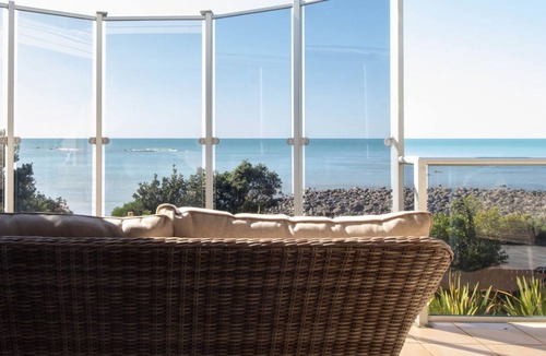 Bell Block House | BEACHFRONT BLISS ON WANAKA TERRACE SUPPORT LOCAL