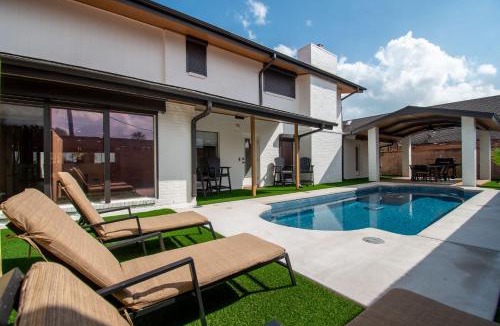 Bay Area House | Beachfront Bliss with Panoramic Ocean Views Sleeps 33
