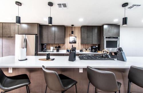 Bay Area House | Beachfront Bliss with Panoramic Ocean Views Sleeps 33