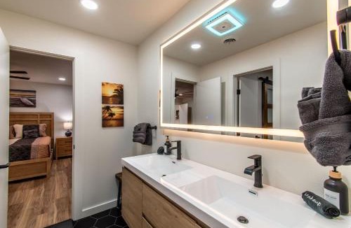 Bay Area House | Beachfront Bliss with Panoramic Ocean Views Sleeps 33