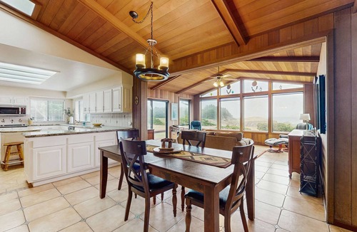 Fort Bragg House | Beachfront Bliss with Ocean Views, Tub, & BBQ