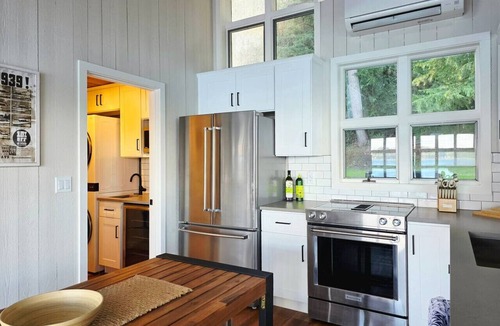 Bremerton Cabin | Beachfront cabin, dock, water views