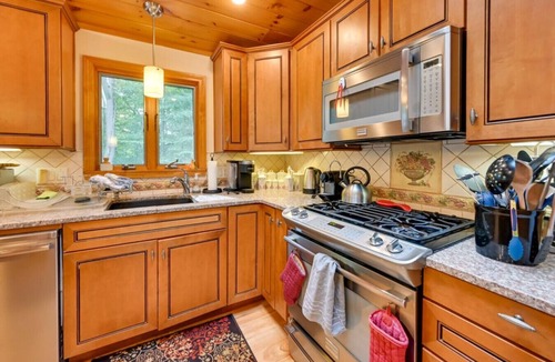 Tolland Apartment | Beachfront Cabin - Kayaks - Deck - Community Amenities!