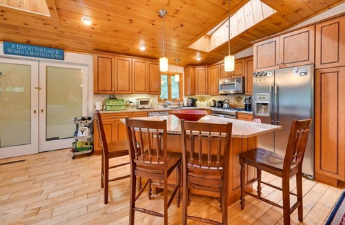 Tolland Apartment | Beachfront Cabin - Kayaks - Deck - Community Amenities!