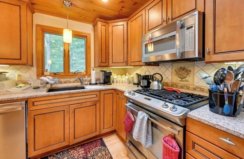 Tolland House | Beachfront Cabin - Kayaks - Community Amenities!