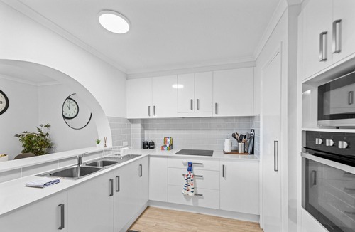 Tugun Apartment | Beachfront Coastal 2BR Retreat w/Balcon