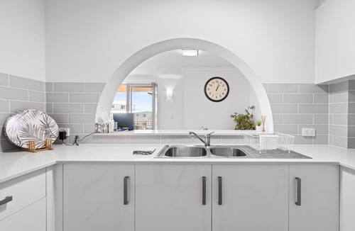 Tugun Apartment | Beachfront Coastal 2BR Retreat w/Balcon