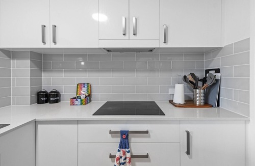 Tugun Apartment | Beachfront Coastal 2BR Retreat w/Balcon