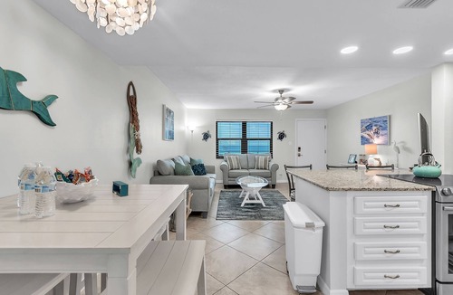 Sunset Beach Condo | 🌞Beachfront Condo🌴Walk to Restaurants🐬Sunsets Every Night🐠Sunset Chateau 210