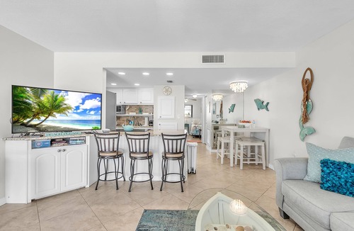 Sunset Beach Condo | 🌞Beachfront Condo🌴Walk to Restaurants🐬Sunsets Every Night🐠Sunset Chateau 210
