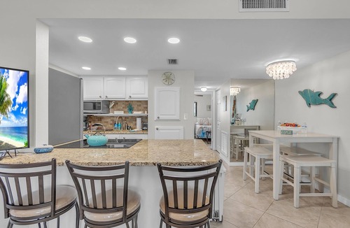 Sunset Beach Condo | 🌞Beachfront Condo🌴Walk to Restaurants🐬Sunsets Every Night🐠Sunset Chateau 210
