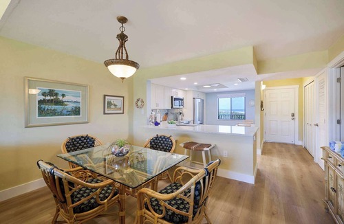 Sanibel Apartment | Beachfront Condo at Loggerhead Cay with Vaulted Ceilings