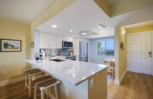 Sanibel Apartment | Beachfront Condo at Loggerhead Cay with Vaulted Ceilings