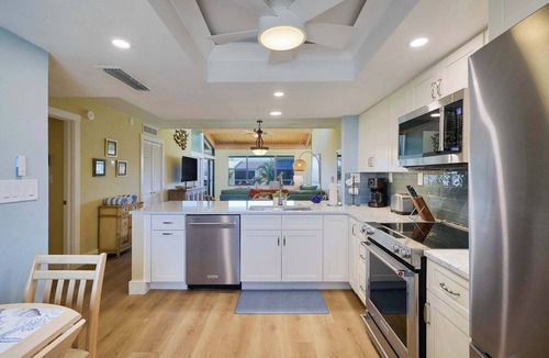 Sanibel Apartment | Beachfront Condo at Loggerhead Cay with Vaulted Ceilings